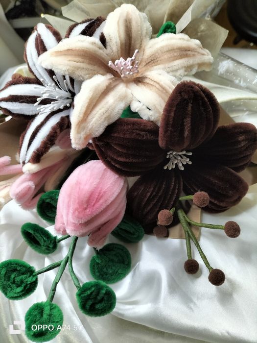 Buquê de flores feitos a mão com material limpadores de cachimbo