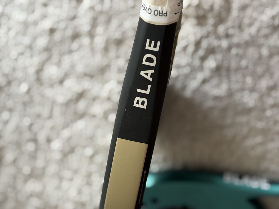 Wilson Blade Pro V2 Padel 365g – Carbono – Preto/Dourado