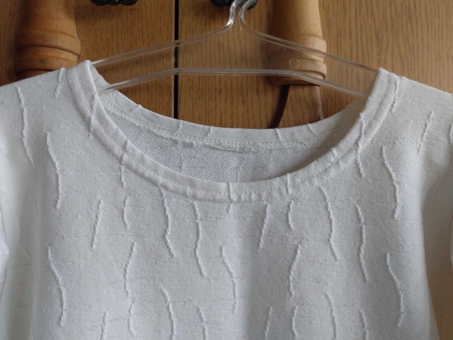 Sprzedam oryginalną białą bluzkę z długim rękawem rozmiar 110/116