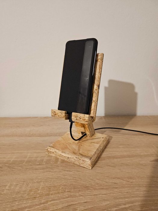 Stojak podstawka na telefon e-book z drewna płyty OSB lakier v2.0