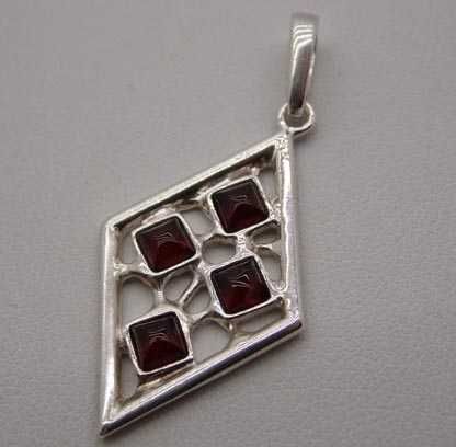 Srebrna zawieszka romb z bursztynami