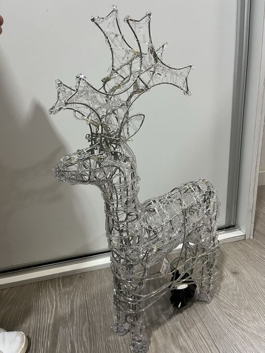 Renas e arvore de natal com luz