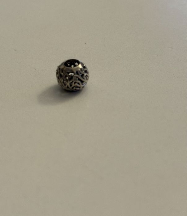 srebrny ażurowy charms Pandora Autumn Bliss (numer modelu 791190).