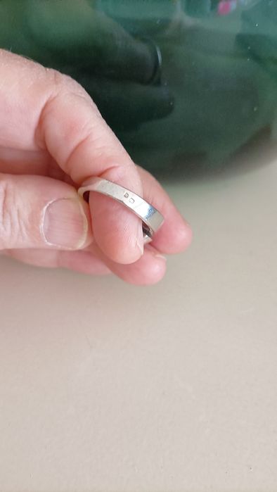 Anel de prata com contraste e zirconias.