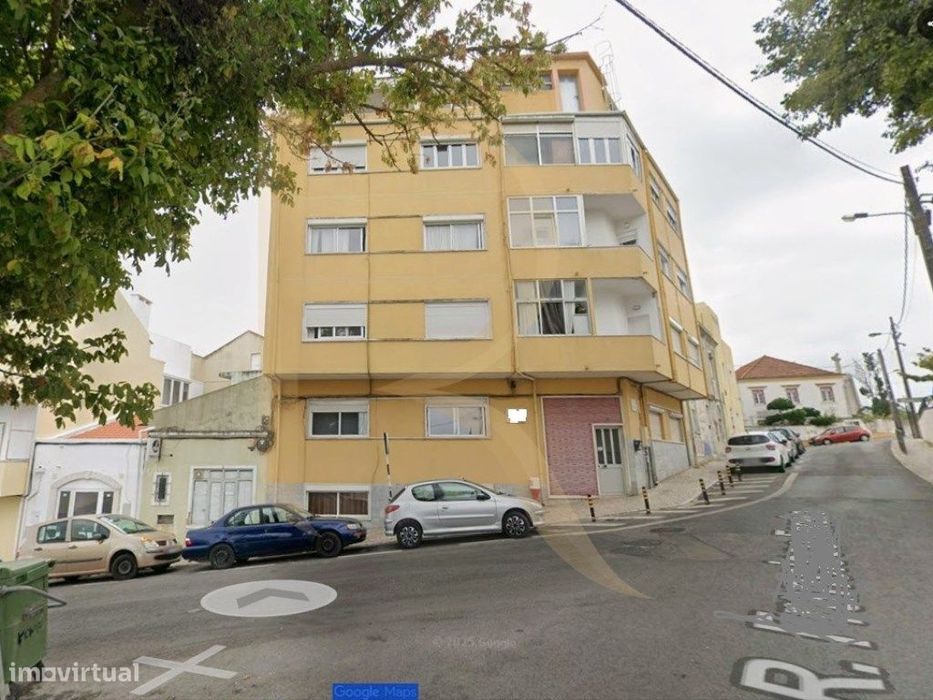 Apartamento T1 com logradouro em Almada