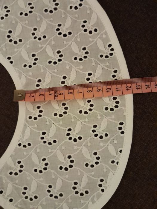 Dwa białe kołnierzyki haftowane