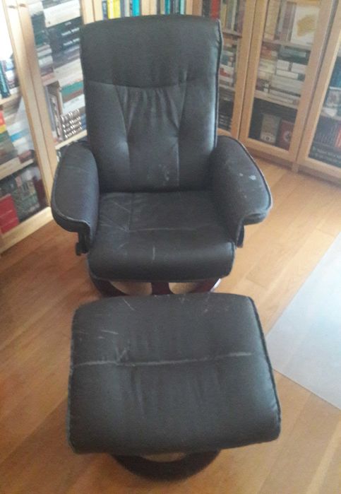 Poltrona Giratória e Reclinável. Com Apoio para os Pés independente