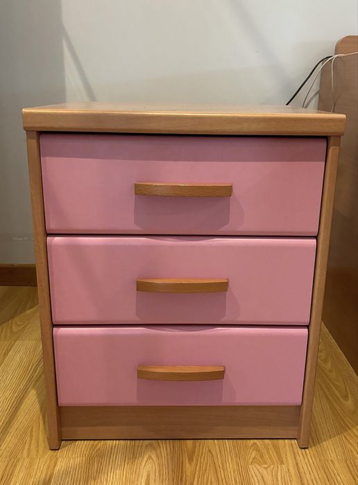 Mesa de cabeceira de madeira com gavetas