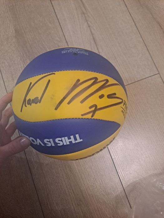 Piłka siatkowa Mikasa z autografem Karola Kłosa