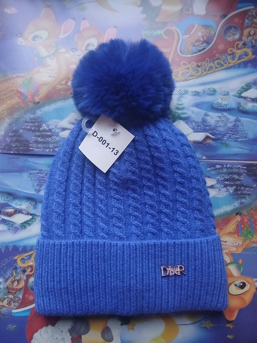 Czapka damska z pomponem