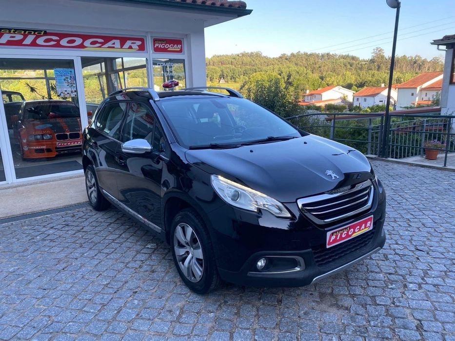 Peugeot 2008 1.2 VTi Allure (Pele + ecrã touch)