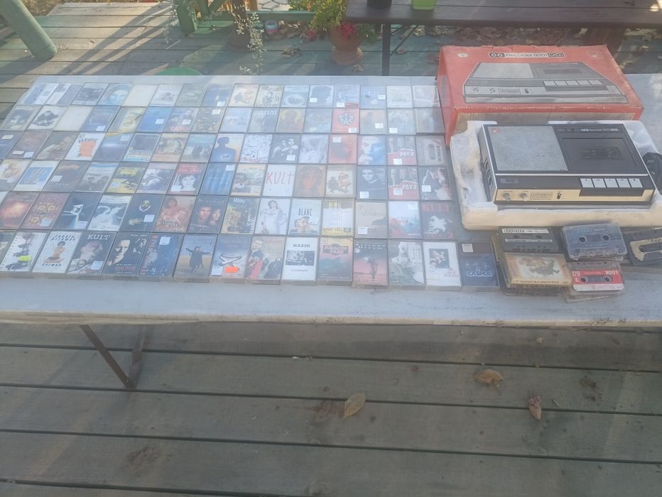 Magnetofon kasetowy plus sto kaset