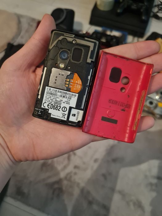 Stary retro telefon komórkowy Sony Ericsson Xperia X10 Mini E10i