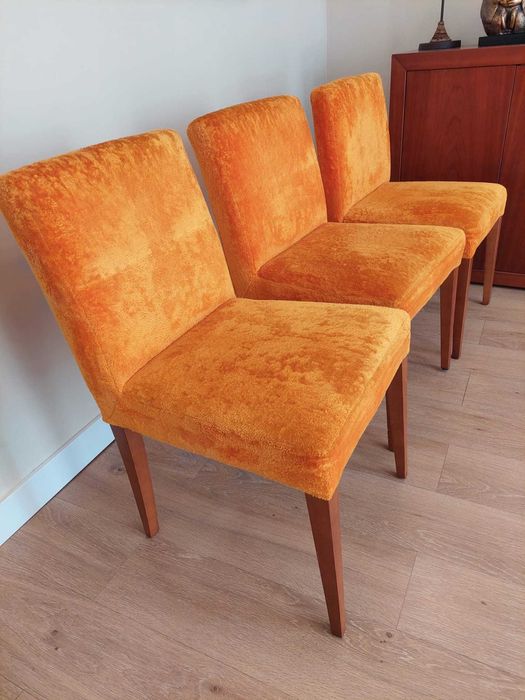 Cadeiras veludo laranja e pés em cerejeira