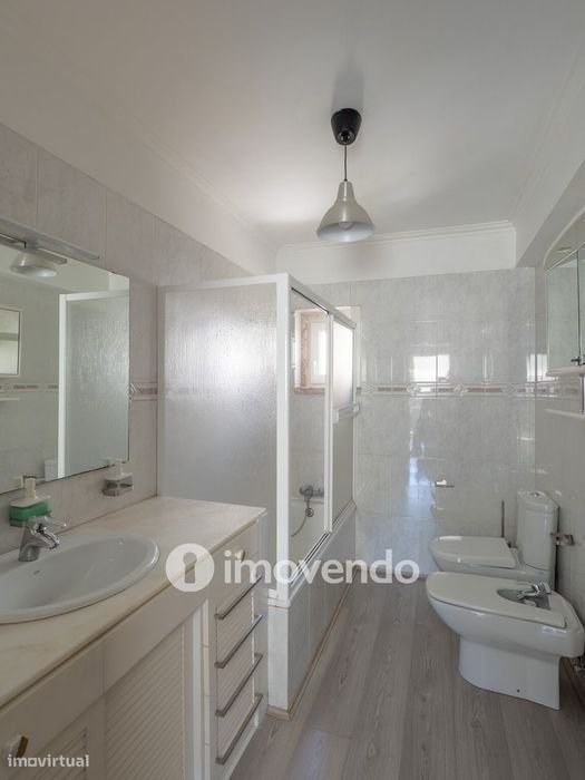 Moradia T6 com jardim, terraço e garagem, em Rio de Mouro