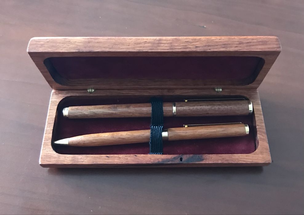 Esojos de madeira  com  caneta, esferografica e um corta papel