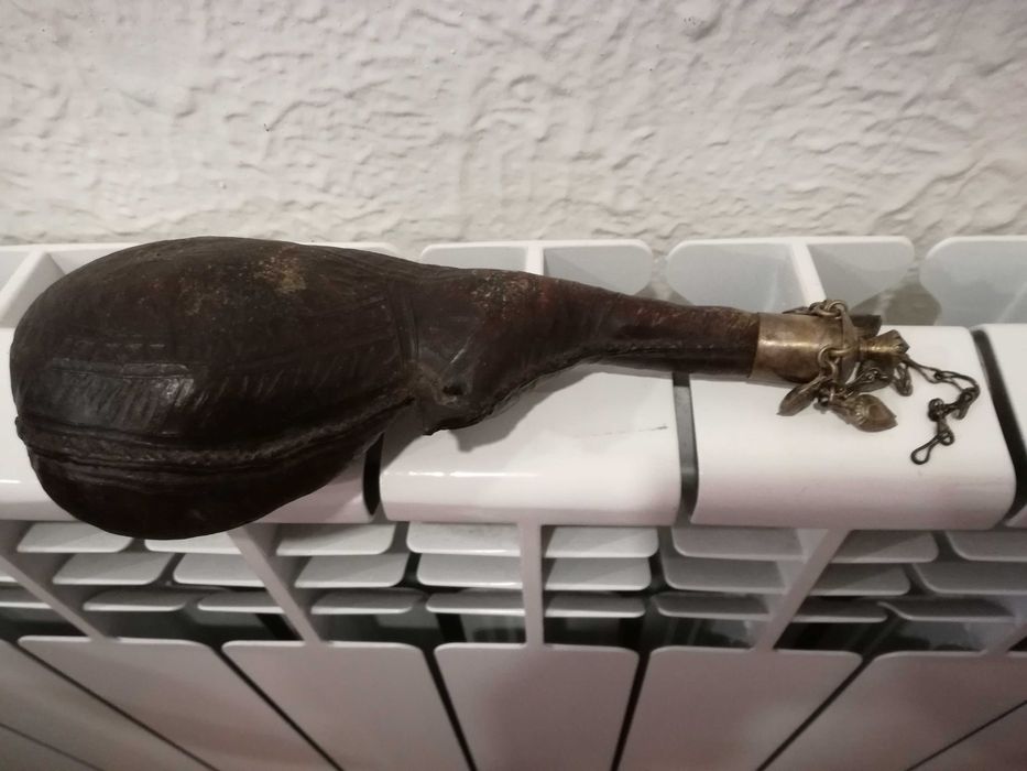 Polvorinho de Couro em Forma de Pêra Sec. XIX (Norte de África)