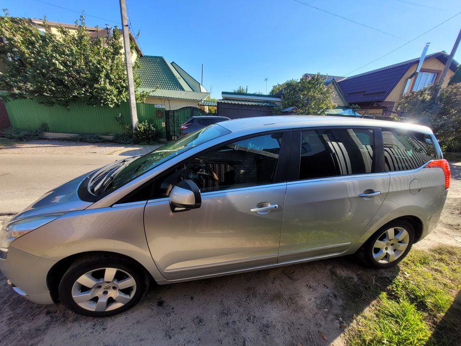 Продам пежо 5008 1.6 дизель автомат