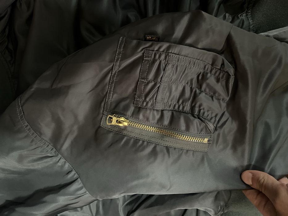 Продам бомбер alpha industries