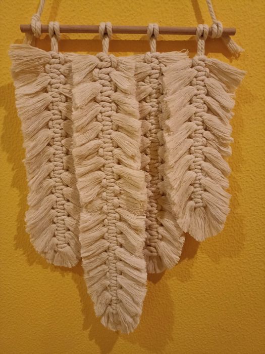Decoração de parede - plumas em macramé