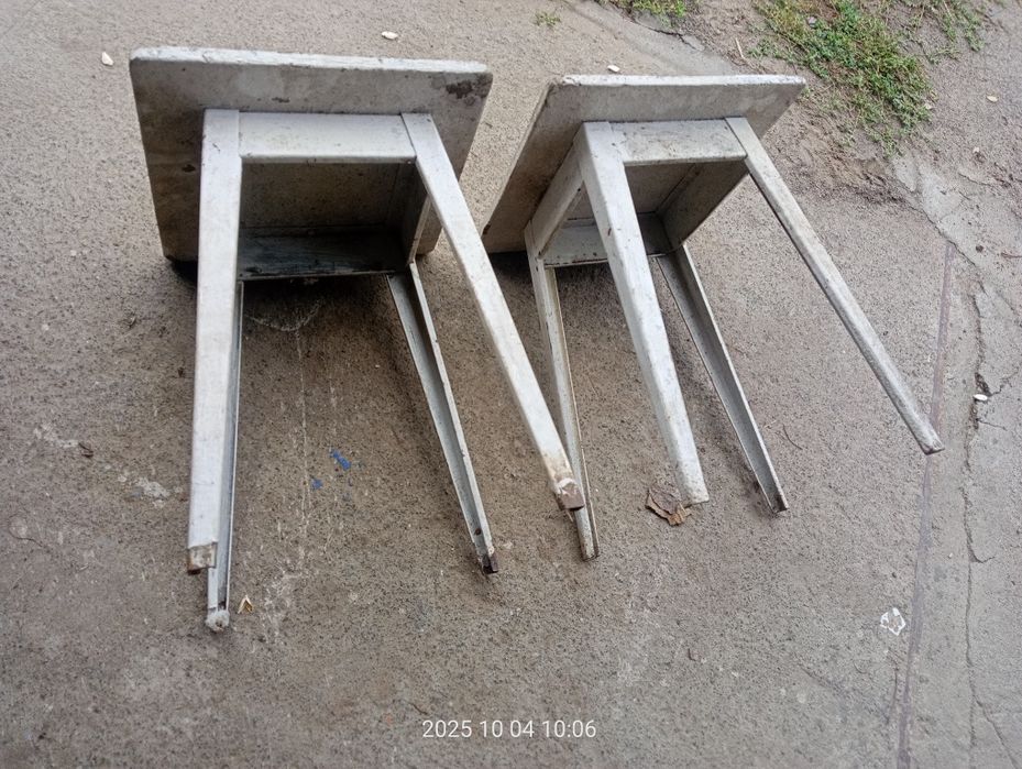 Табуретка кухонная металлическая белая б/у. неск.шт