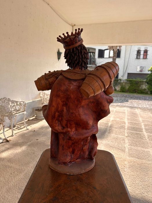 Escultura grande terracota figura coroada barris uvas Baco vinho adega