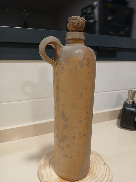 Garrafa Antiga com a Marca Âncora