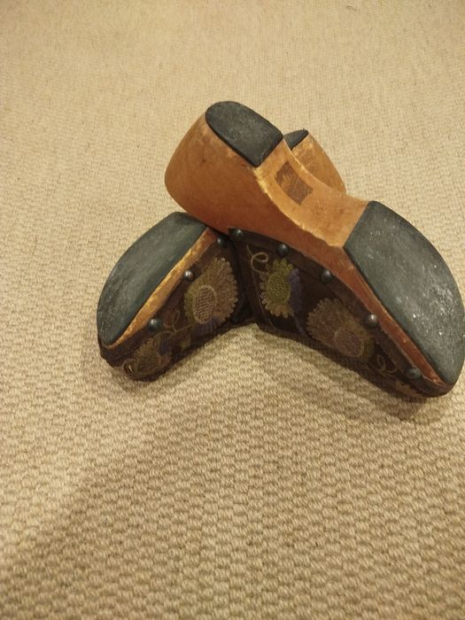 Socas em Pele Genuína com Bonitos Bordados e base em Madeira