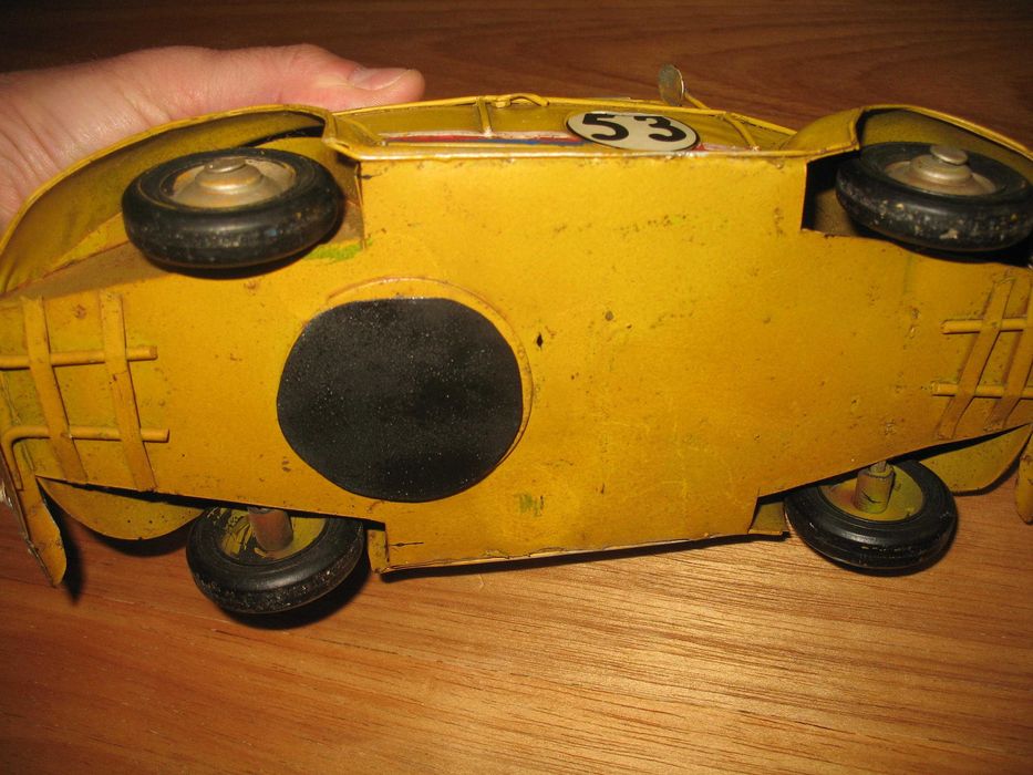 Carro carocha em chapa que também serve de mealheiro