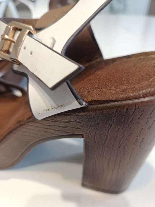 Sandały na koturnie