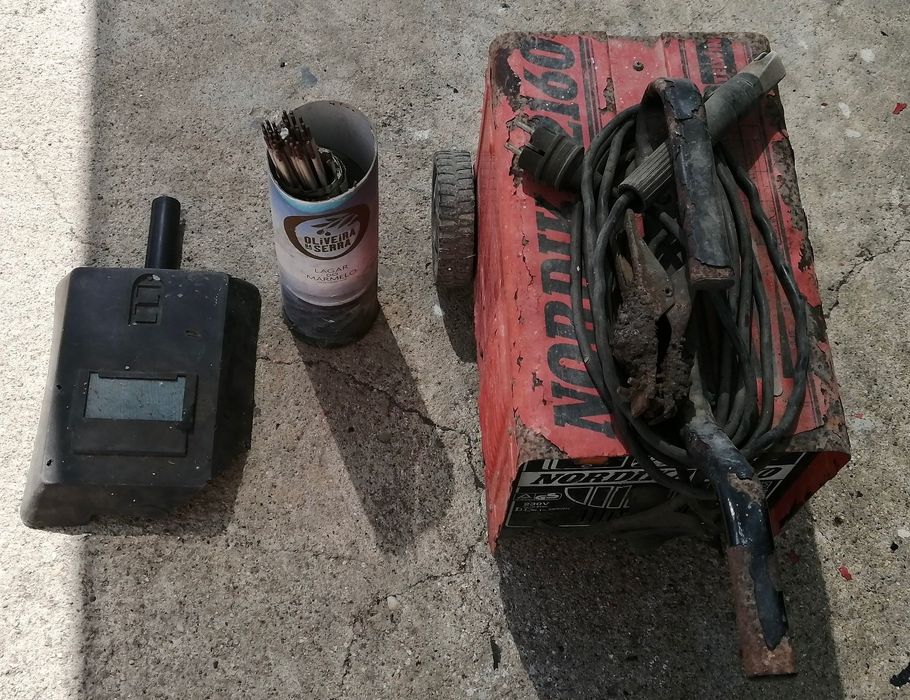 máquina de soldar portátil a funcionar