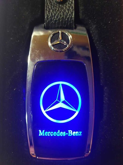 Breloczek LED z logo Mercedesa