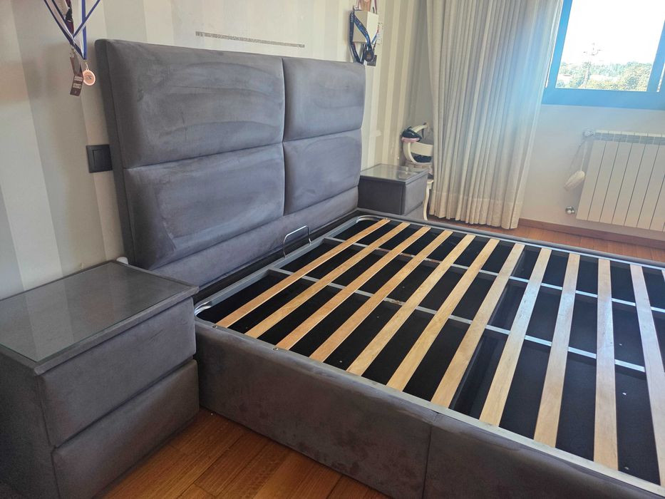 Cama de casal estufada com duas mesas de cabeceira