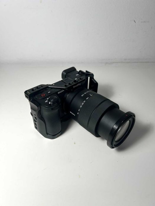 Sony A6700 + 18-135mm + SmallRig Cage