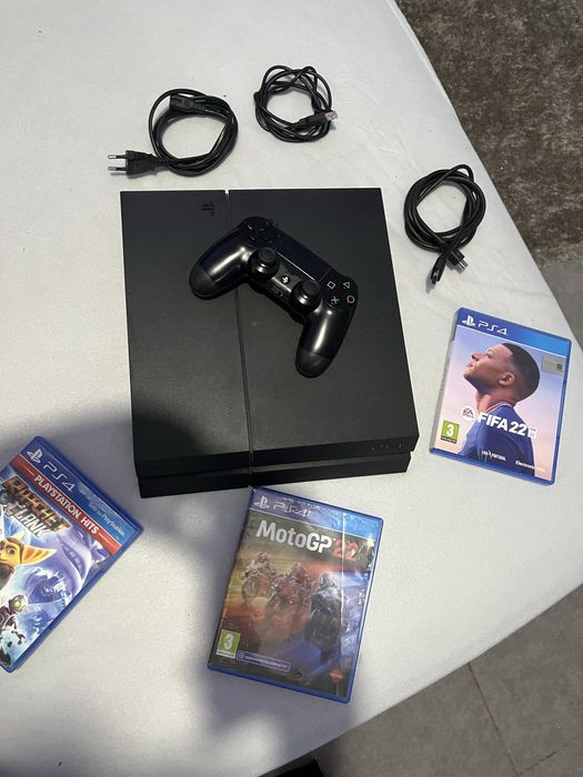 Ps4 com comando originar e 3 jogos