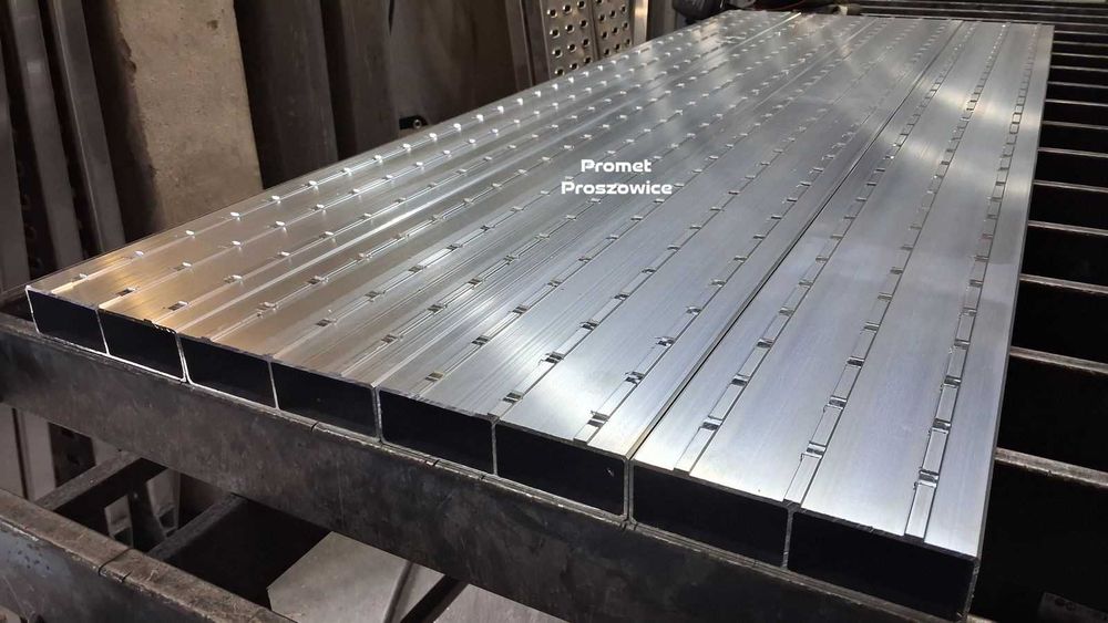2 Lekkie Najazdy Aluminiowe Panelowe Frezowane do Busa Przyczepy 32cm szerokie