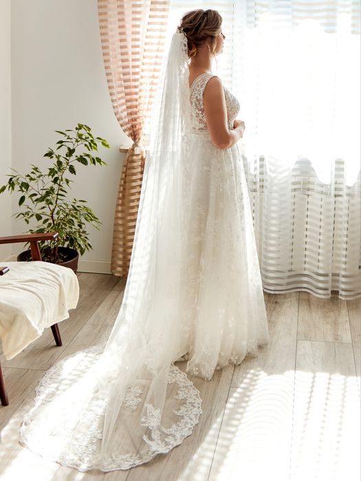 Suknia ślubna (r. 36) z welonem (230 cm)