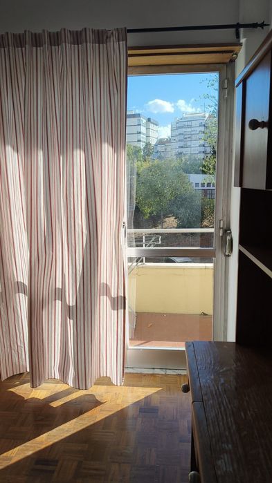 Alugo quarto em Odivelas junto ao Metro