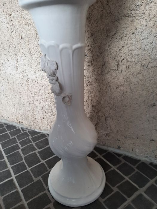 Coluna e vaso brancos