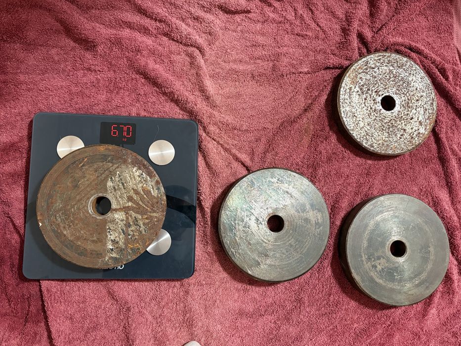 Barra EZ / Cambrada com rosca + Discos de pesos em ferro (Total ~50 kg)