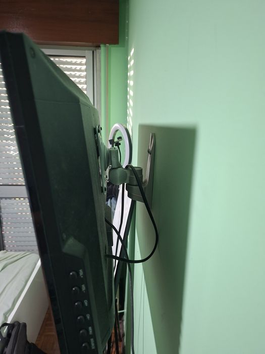 TV LED Blaupunkt com Comando + Suporte de Parede Articulado