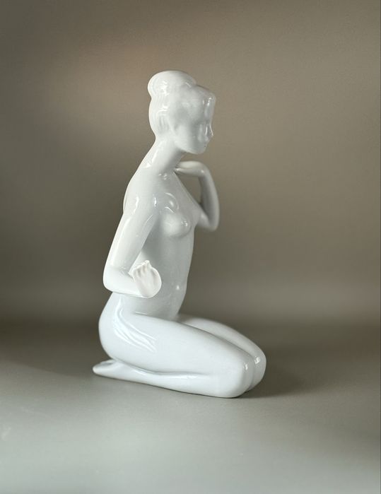 Figurka porcelanowa Zamyślona Royal Dux