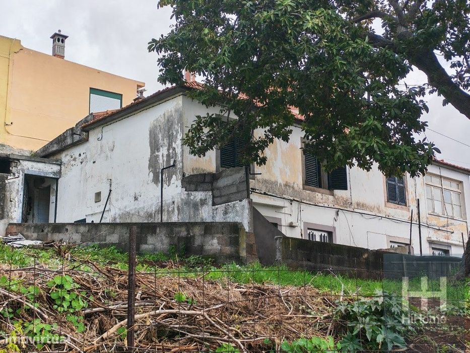 Moradia T2 geminada em Ruina para recuperação - Funchal