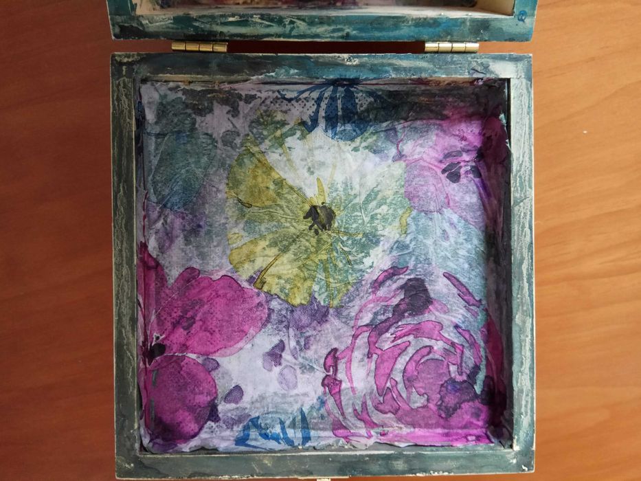 Caixa de madeira quadrada