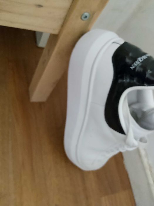 Tênis da marca Alexandre McQueen na cor branco e preto