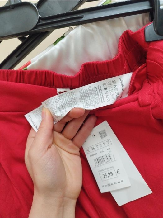 Spodnie materialoee z bialym paskiem NOWE