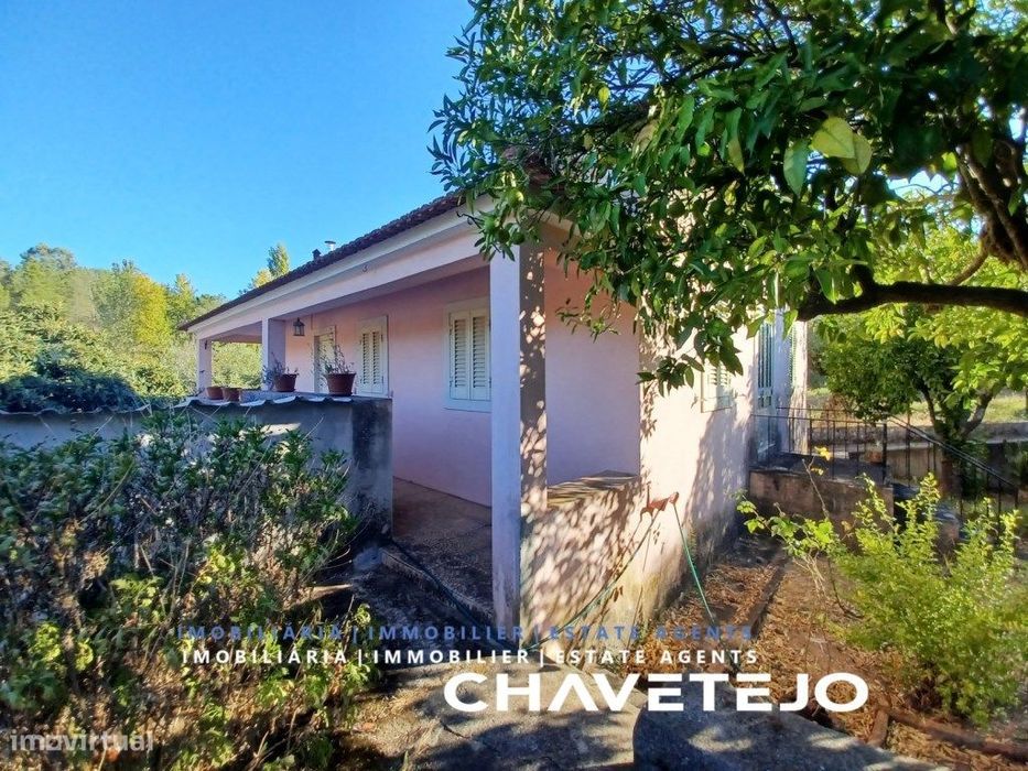 Moradia de 2 pisos com anexos e terreno perto de bons acessos.