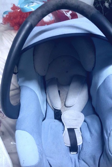 Caminha para bebé para passeio e dormiu