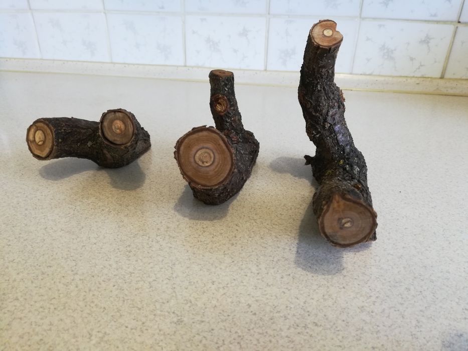 Деревянная вешалка на два крючка