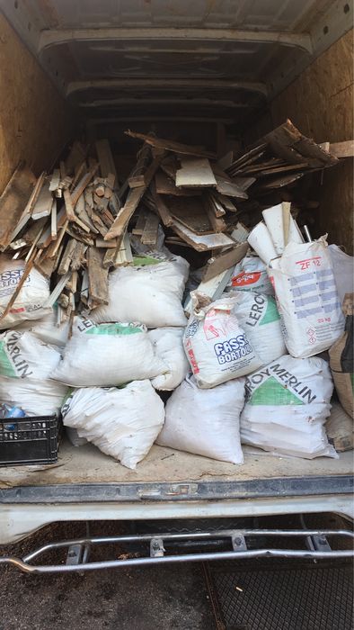 Limpeza e recolha de moveis, lixo, entulho madeiras